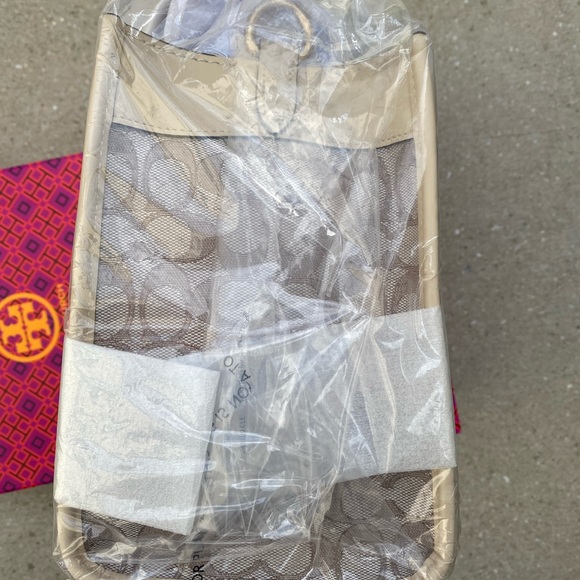 Coach - Picture 3 of 4